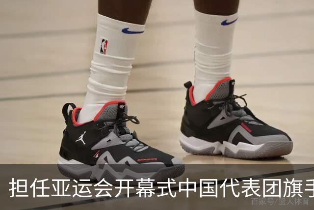 担任亚运会开幕式中国代表团旗手，男篮胡明轩回应输日本20分：我们没有对手拼得凶